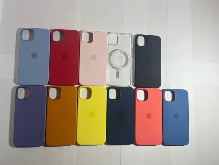 plecki-apple-do-iphone-13-blekitna-ton-kolekcja-apple-silicone