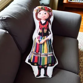 maskotka-dekoracyjna-dziewczynka-w-stroju-lowickim