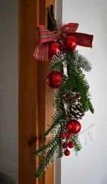 dekoracja-do-zawieszania-56-cm-galazka-z-kokarda-szyszki-i-bombki