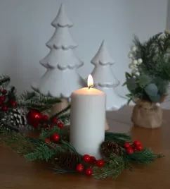 wianek-dekoracyjny-24-cm-zielony-z-czerwonymi-akcentami