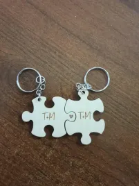 brelok-do-kluczy-prezent-na-walentynki-breloczki-z-grawerem-dla-pary-puzzle