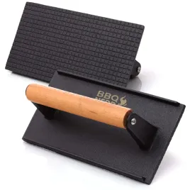 bbq-nerd-prasa-zeliwna-do-miesa-z-drewniana-raczka-21x11-cm