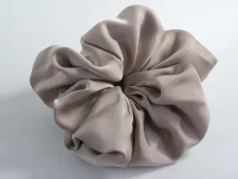 scrunchie-satynowa-mega-duza-xxxl-satyna-srednica-16-18-cm-taupe