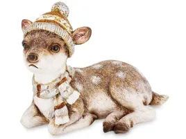 urocza-figurka-zimowa-lezacy-jelonek-z-czapka-dekoracja-swiateczna-17-cm
