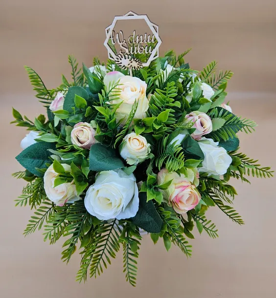 flower-box-slubny-kompozycja-kwiatowa-z-zielenia-32-cm-zlote-pudelko-kod-produktu-stcm94
