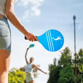 zestaw-do-gry-w-badmintona-na-plazy-boisku