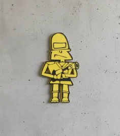 kapitan-bomba-figura-scienna-3d-zolty