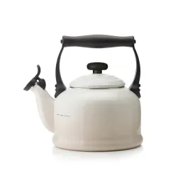 le-creuset-tradycyjny-czajnik-z-gwizdkiem-na-kuchenke-21l-meringue