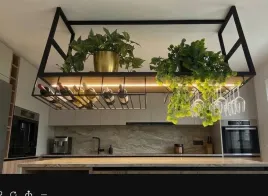 lampa-polka-sufitowa-led-z-uchwytami-na-wino-i-kieliszki