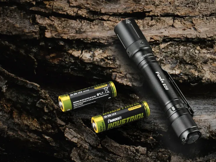 latarka-led-fenix-e20-v2-0-klasa-wodoszczelnosci-ipx-8