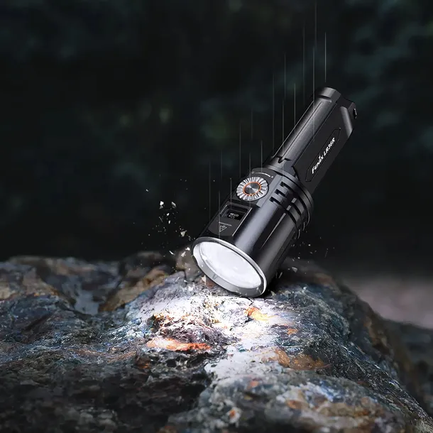 latarka-led-fenix-lr36r-cechy-dodatkowe-klips-do-mocowania