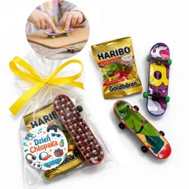 prezent-na-dzien-chlopaka-zelki-deskorolka-zabawka-szkola-upominek