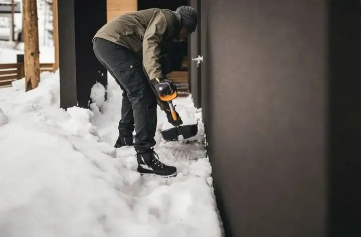 szufla-do-sniegu-solid-fiskars-1052525-stan-nowy