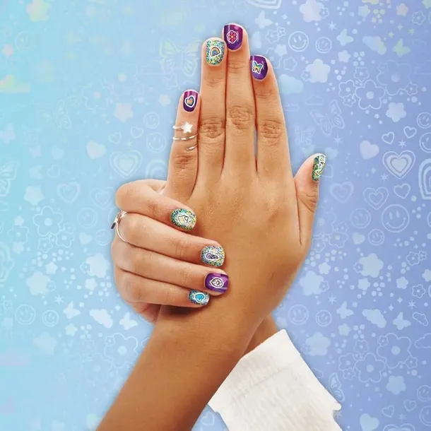 cool-maker-go-glam-foil-nails