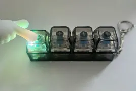 swiecacy-kliker-led-fidget-toy-antystresowy-klikacz-brelok-czarny