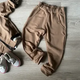 spodnie-jogger-mimi-w-kolorze-latte-ocieplane-104-110