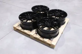 zestaw-sklada-sie-z-cvr4-20x85-et37-5x120-gloss-black