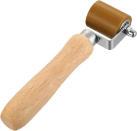 silikonowy-walek-dociskowy-40-mm-do-tapet-i-folii-z-drewnianym-uchwytem
