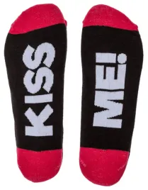 dlugie-skarpetki-ze-smiesznym-napisem-kiss-me