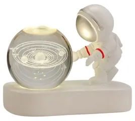 lampka-astronauta-z-krysztalowa-kula-uklad-sloneczny-led