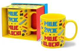 zolty-kubek-z-motywem-klockow-moje-zycie-moje-klocki