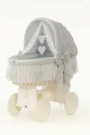 wiklinowy-kosz-mojzesza-ze-skladana-budka-amelia-bialy-szara-posciel