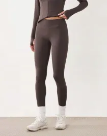 tala-brazowe-gladkie-legginsy-sportowe-b25-l