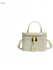 shein-jasnobezowy-koszyk-zlote-okucia-i-ozdobna-zawieszka-18x13x9cm-1la
