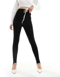 czarne-klasyczne-legginsy-ze-strzemionami-b25-46