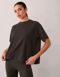 4505-brazowy-luzny-t-shirt-okragly-dekolt-rozciecia-basic-b23-l
