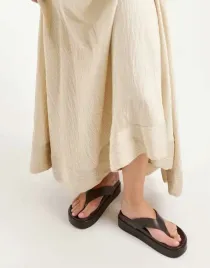 tony-bianco-brazowe-klapki-japonki-skora-naturalna-casual-b25-37