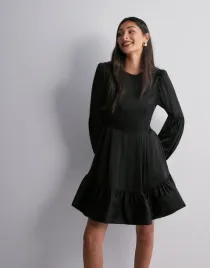 malina-czarna-mini-sukienka-falbana-b24-xs
