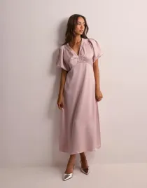 neo-noir-satynowa-rozowa-sukienka-z-krotkim-rekawem-v-neck-b24-m