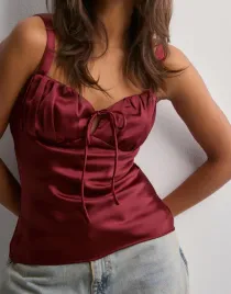 gina-tricot-satynowy-bordowy-top-wiazanie-ramiaczka-b24-m