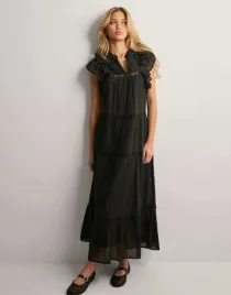 neo-noir-czarna-maxi-sukienka-wstawka-koronka-b24-m