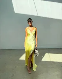 never-fully-dressed-zolta-satynowa-maxi-sukienka-rozciecie-b25-l
