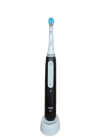 braun-oral-b-io4-czarna-elektryczna-szczoteczka-do-zebow-io4