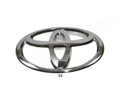 toyota-aygo-chromowany-emblemat-logo-przod-75311-0h010-oe