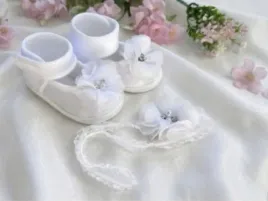 buciki-opaska-kwiat-bialy-zestaw-buciki-do-chrztu-niechodki