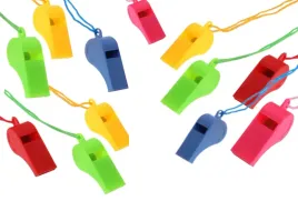 plastikowy-gwizdek-sportowy-ze-sznurkiem-12-szt