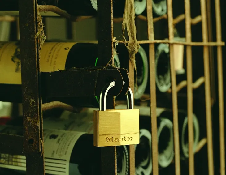 master-lock-wide-solid-brass-padlock-22mm-140eurd-szerokosc-40-mm