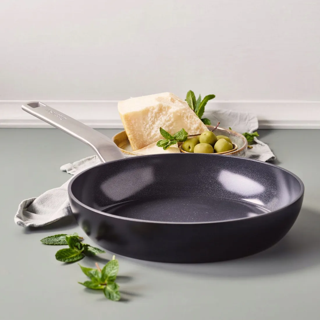 greenpan-evolution-frying-pan-28cm-black