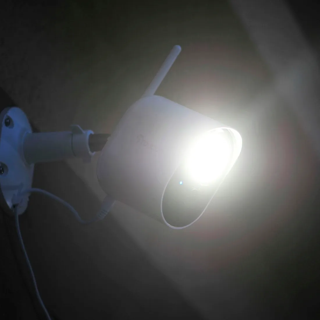 toucan-security-light-camera-with-radar-motion-detection