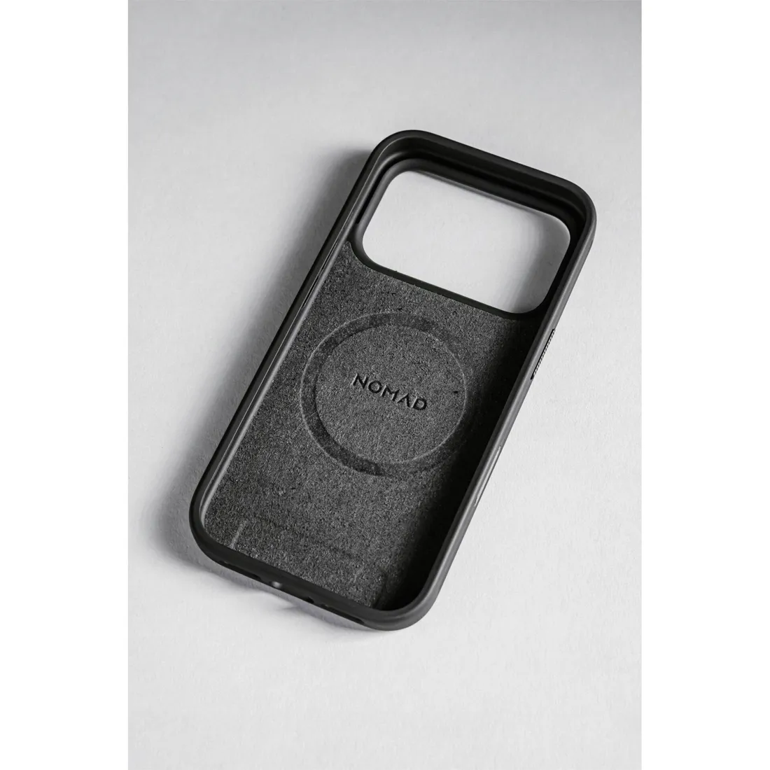 nomad-modern-case-iphone-17-pro-volt