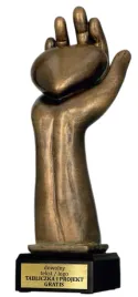 odlewana-statuetka-serce-na-dloni-okazala-25cm-projekt-i-grawer-w-cenie