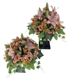 elegancki-zestaw-kwiatow-nagrobnych-stroik-z-liliami-i-rozami-oraz-bukiet