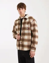 tommy-jeans-ocieplana-kurtka-wzor-kratka-kolnierzyk-b25-s