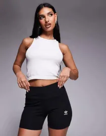 adidas-czarne-spodenki-prazki-b25-s