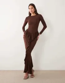 ruched-and-ready-brazowa-maxi-sukienka-dlugi-rekaw-b23-m