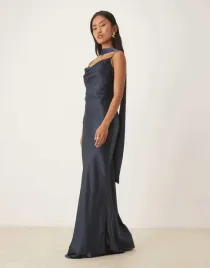 pretty-lavish-granatowa-satynowa-maxi-sukienka-na-ramiaczkach-b23-l